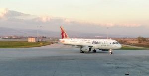 Airbus A320 Qatar Airways la Sofia în livery Oneworld